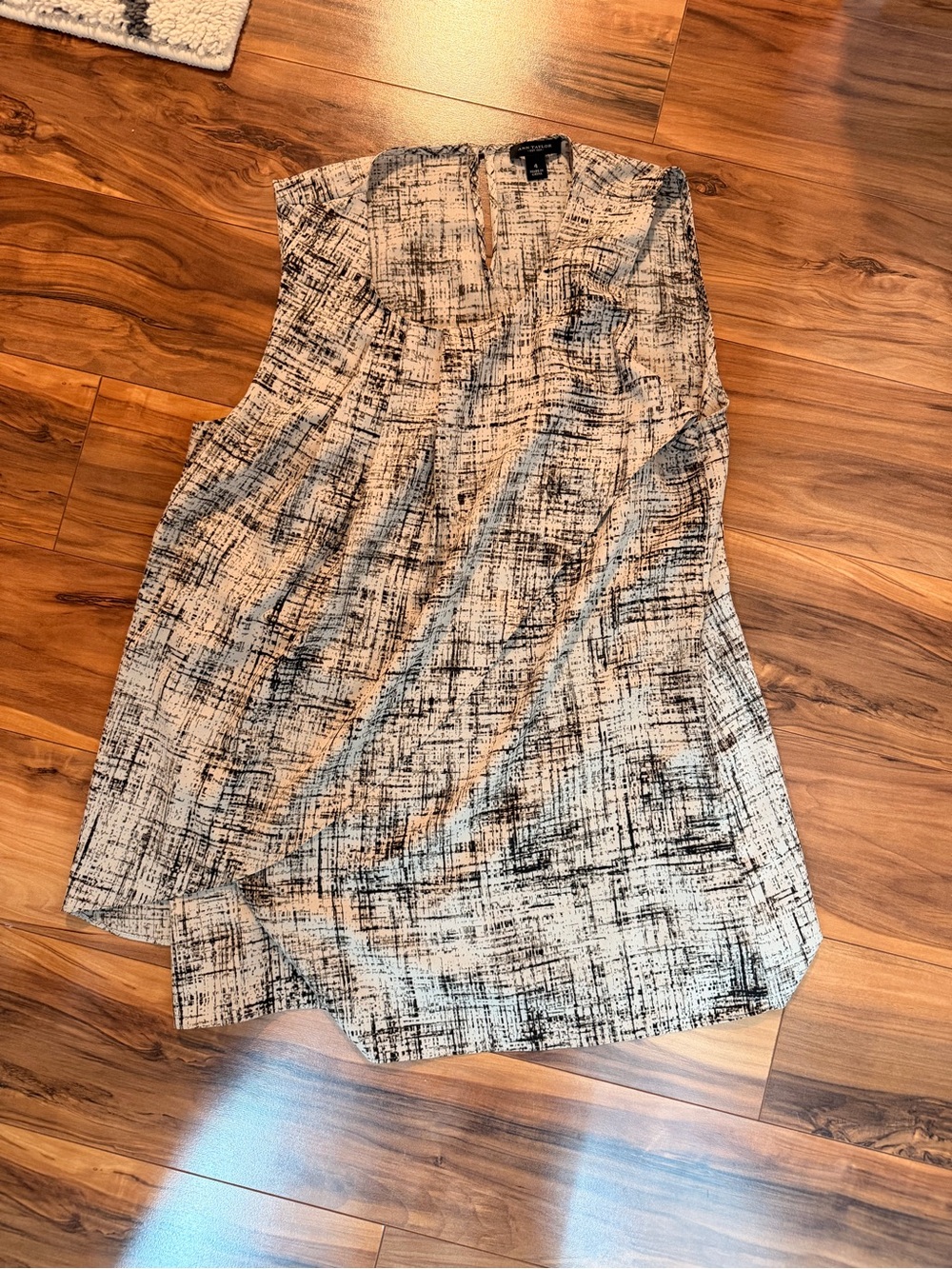Ann Taylor Blouse, size 4, Sleeveless Printed Shirt - Black and White